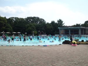 服部緑地のウォーターランドには、流水プール・渚プール・幼児プールの３種類があります。