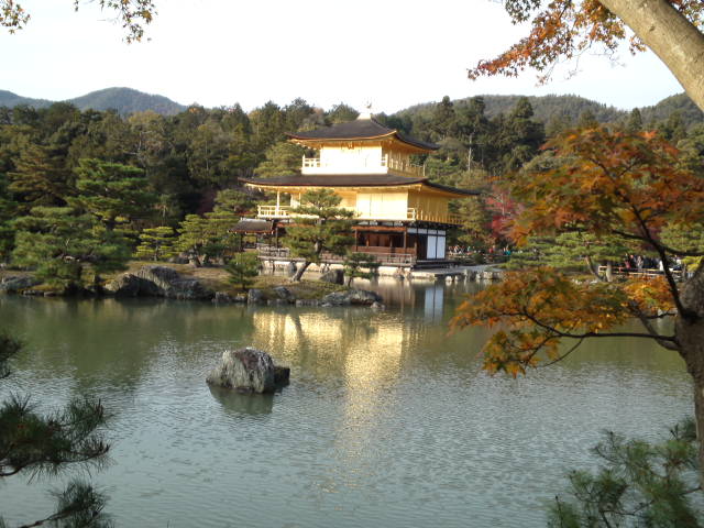 金閣寺は正式名称を鹿苑寺といいます。
