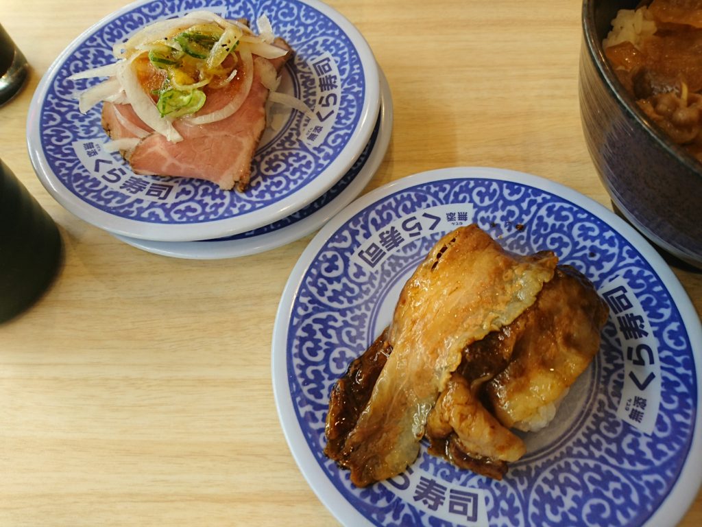 くら寿司の贅沢なローストビーフ寿司とイベリコ豚大とろの握り寿司