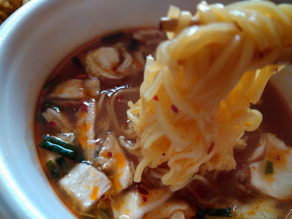 凄麺の奈良天理スタミナラーメンの麺と具材を箸上げ写真で。