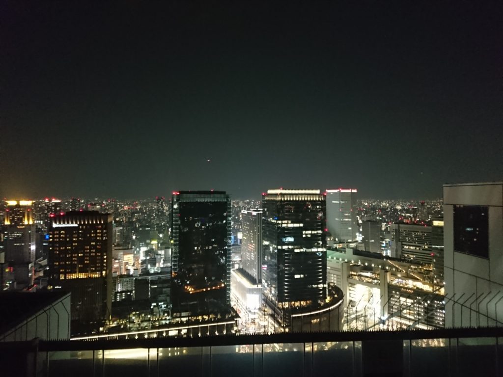 スカイビルの空中庭園。綺麗な夜景です。大阪市内を一望。