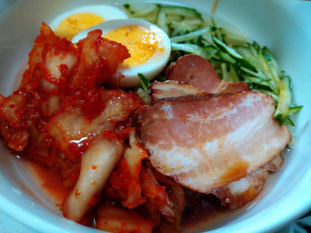 韓国世界のグルメキムチでやせる韓国冷麺5食セットに具材はお好みで乗せたりトッピング。